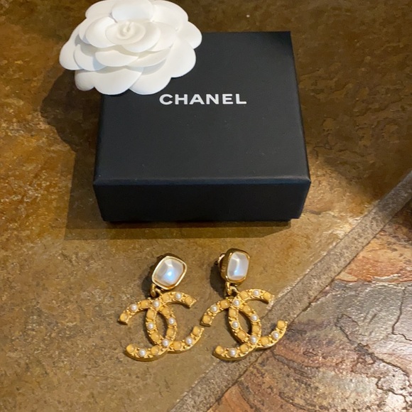 SALE 1️⃣6️⃣0️⃣0️⃣ Chanel Authentic gold pearl earrings - Picture 3 of 3